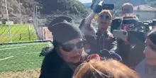 Femminicidio Genini, l’amica al funerale: “Non è scattato il codice rosso dopo la denuncia, basta un minuto per uccidere una donna”