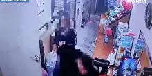 Picchia brutalmente la moglie con calci e pugni: arrestato 34enne a Catania. La videosorveglianza riprende l’aggressione