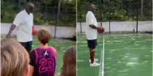 “Vediamo se mi ricordo ancora come si fa”: il video del primo tiro a canestro di Michael Jordan dopo anni