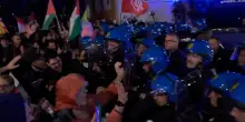Scontri tra polizia e manifestanti pro Palestina a Roma: attivisti provano a forzare il blocco per partire in corteo e gli agenti usano gli idranti
