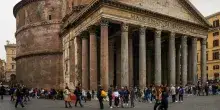 Roma, turista giapponese muore dopo essere caduto dal muro del Pantheon