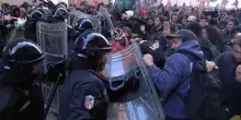Manifestazione pro-Palestina a Torino, scontri con la polizia davanti al Museo Egizio