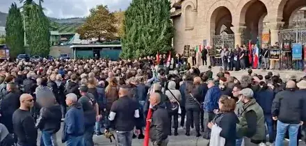Mille nostalgici del fascismo a Predappio per l’anniversario della Marcia su Roma: saluti romani davanti alla tomba di Mussolini