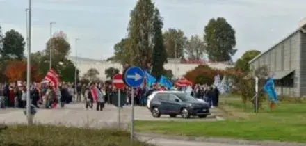 Primo sciopero in 30 anni in Benetton: dipendenti protestano contro i tagli