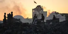 “Attacchi aerei Idf a Khan Younis, droni su Gaza. Ci sono morti”. L’Egitto invia 12 mezzi pesanti per la ricerca dei corpi