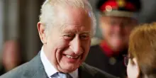 “Da quanto tempo lo sapevi”: Re Carlo contestato fuori dalla chiesa dopo la la foto choc di Weinstein, Epstein e Ghislaine Maxwell a una festa nel castello di Windsor