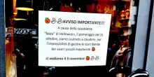 “Costretti a chiudere per colpa dei bimbi mascherati per Halloween. L’anno scorso mi hanno graffiato le mani per prendere le caramelle”. Il cartello scatena le polemiche