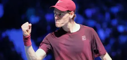 Sinner si sbarazza di Zizou Bergs in due set: l’azzurro avanza agli ottavi di finale del torneo parigino. Sfiderà Cerundolo