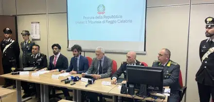 Calcioscommesse, arbitri corrotti: rigori inesistenti e rossi per falsare i risultati. Tra i 5 arrestati anche un direttore di gara