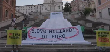 Mega scontrino srotolato sulla scalinata di Trinità dei Monti, Greenpeace: “È il prezzo che paghiamo per la crisi climatica” – Video