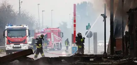 A fuoco il casello di Brescia sud: fiamme da un tir carico di gomme, autostrada chiusa