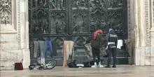 Senzatetto stende il bucato davanti all’ingresso del Duomo di Milano: fermato e multato dai vigili urbani
