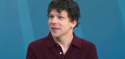 “Donerò un rene ad uno sconosciuto tra sei settimane”: l’annuncio choc dell’attore Jesse Eisenberg in diretta tv
