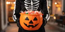 “Attenzione agli eccessi di dolci e alcolici ad Halloween, il corpo non recupera per Natale”: le raccomandazioni dell’esperto