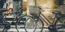 Una sentenza dice che si può multare chi lega la bici a un palo