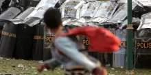 Brucia l’Indonesia, dilaga la protesta contro Prabowo