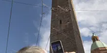 Bologna, via gli inquilini con la forza per il b&b