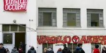 La denuncia degli studenti del liceo Morgagni: «Ci hanno preso a pugni per impedirci di occupare»