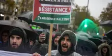 Parigi reagisce, piazza piena per la Flotilla