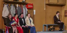 Parodie del potere sulla cima di un enorme croissant