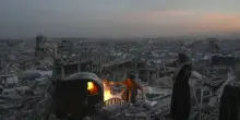 Una fiamma in mezzo alle rovine: la vita che resiste sotto le bombe