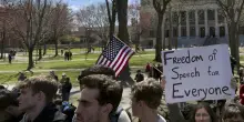 La guerra di Trump: Harvard gli fa causa, un giudice lo blocca