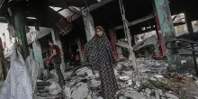 Il raid, poi le fiamme: orrore nella scuola di Gaza City