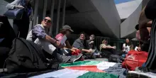 L’«art washing» di Med-Or: protesta al Maxxi per la mostra «Mediterranea»
