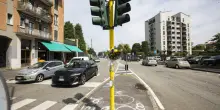 Milano, 21enne senza patente incrocia pattuglia della polizia: si schianta sul semaforo e muore