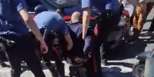 Senza fissa dimora picchiato e arrestato dai carabinieri