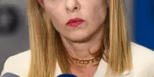 Meloni firma l’intesa, opposizioni all’attacco