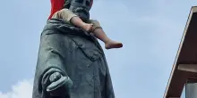 Cattelan, quella teatrale urgenza della Storia