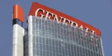 Crolla l’insegna Generali sul grattacielo simbolo della Milano vip