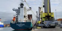 I portuali di Genova contro le navi delle armi