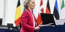 Meloni e Schlein costrette a salvare von der Leyen