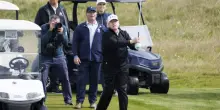 Trump in Scozia con la mazza: «Via pale eoliche e immigrati»
