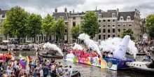 Tutte le contraddizioni della Canal Parade di Amsterdam