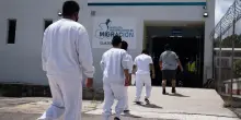 Deportati e umiliati, migranti al contrario
