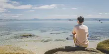 Tra gli scogli di Ischia nella luce dell’adolescenza