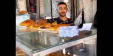 Bar aperti, cornetti e caffè: sui social la propaganda che nega la fame