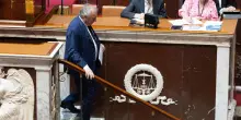 Francia, l’azzardo di Bayrou. La fiducia appesa ai socialisti
