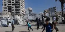 Gaza City sbriciolata dai raid. Tel Aviv: «Ed è solo l’inizio»