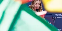 Trumpismo e vittimismo, la premier in campagna