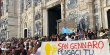 Le famiglie sgomberate occupano il Duomo di Napoli