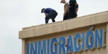 Sparatoria all’Ice di Dallas, si allarga l’offensiva contro “la sinistra”