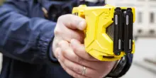 Napoli, lo fermano col taser. Muore in ambulanza