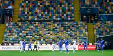 Fuori le contestazioni. Ma lo show va avanti in uno stadio deserto