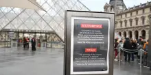Furto al Louvre, il caso è già politico. I sindacati attaccano: «Avevamo avvertito»