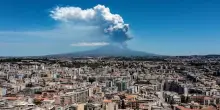 Etna, crolla parte cratere: nube alta chilometri intorno Catania virale sui social. FOTO
