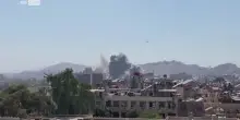 Siria, attacchi israeliani a Damasco: esplosioni e fumo